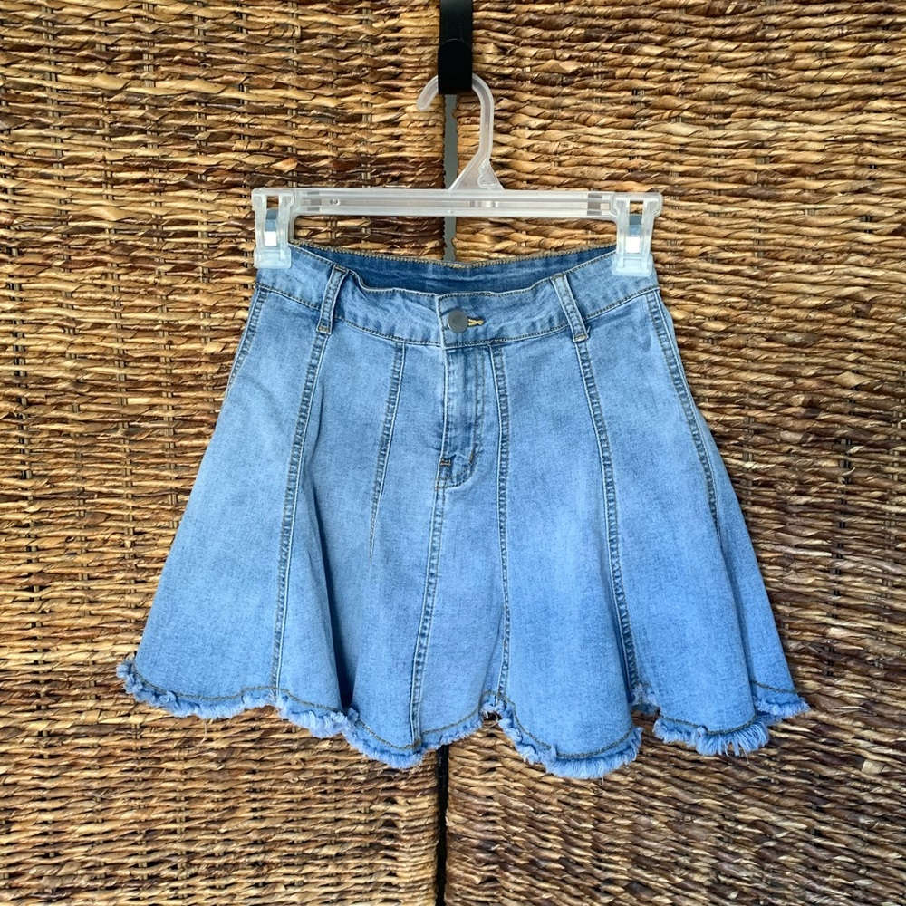 Flowy, pleated, raw hem mini skirt!